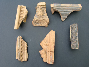 Reste von Ofenkacheln